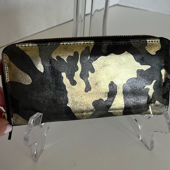 Metallic Gold Camo Print Leather Zip Around Wallet - Picture 2 of 9